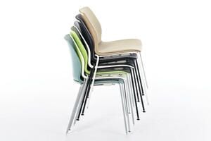 Die Stühle unserer Berlin Modellfamilie lassen sich stapeln